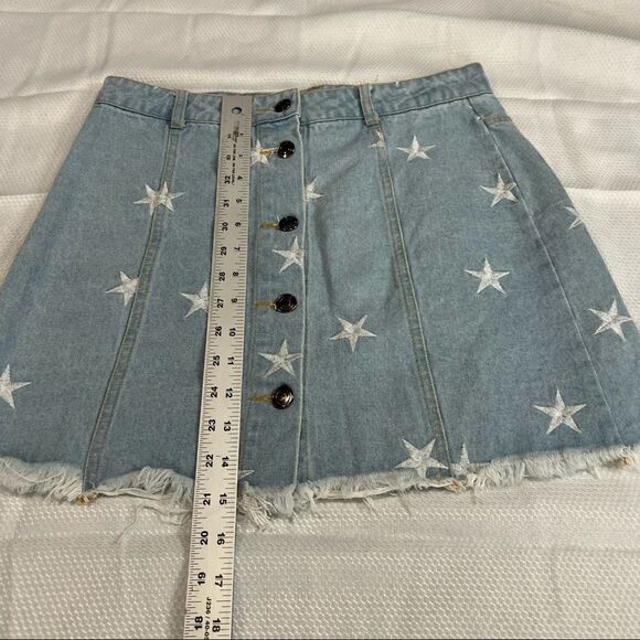 Sans Souci Light Wash Denim Embroidered White Stars Skirt - Picture 4 of 6